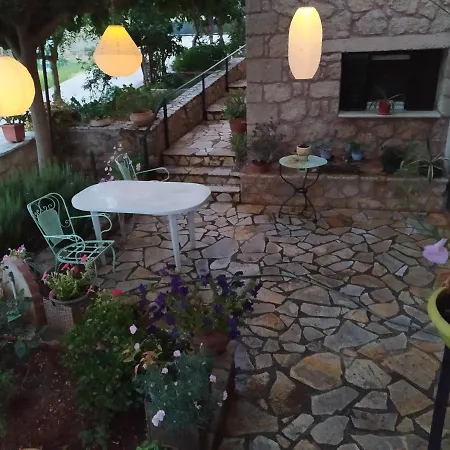 Cozy Stone House Apartmán *